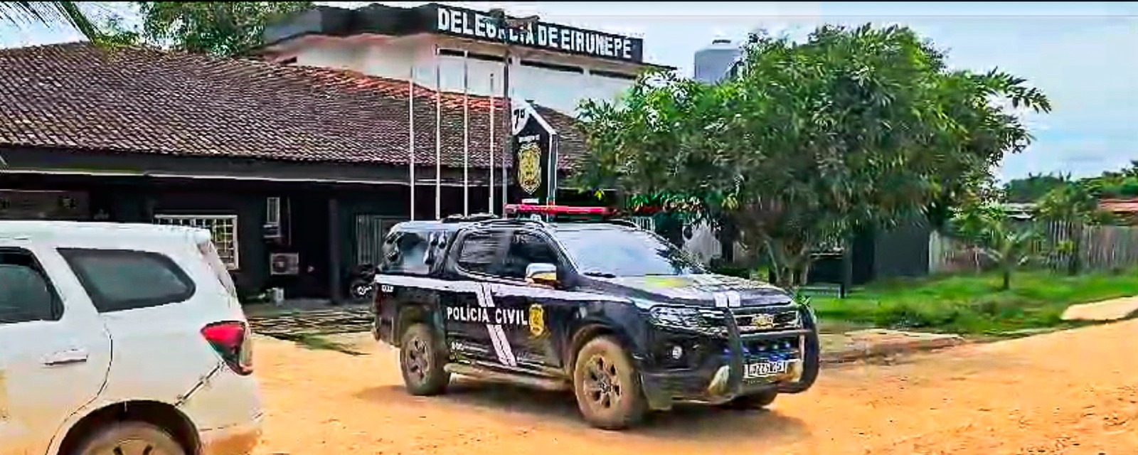 PC-AM prende casal por maus-tratos; criança ficava trancada na casa do cachorro