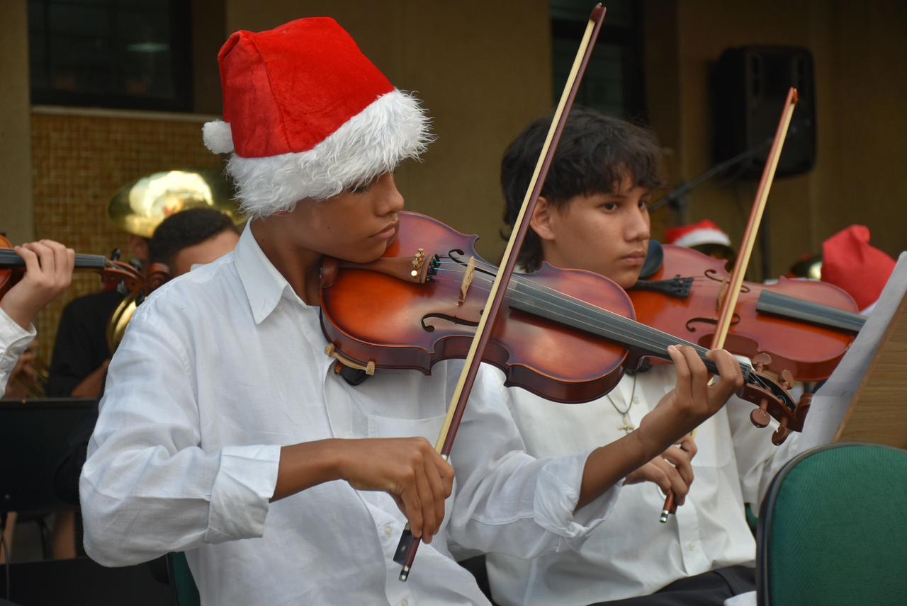 ‘Natal em Todos os Tempos’: UEA faz espetáculo com participação de funcionários e alunos