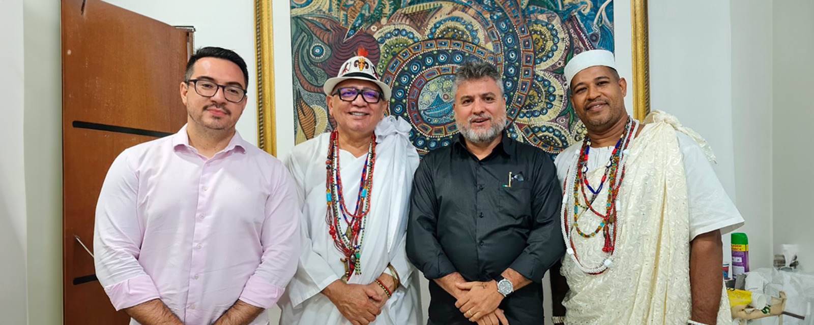 Vereador Rodrigo Guedes, acompanhado do líder religioso Pai Alberto Jorge, o presidente da Manauscult, Nei Rodrigues e o Pai Jhonatan Azevedo  (Foto: Reprodução / Redes Sociais)