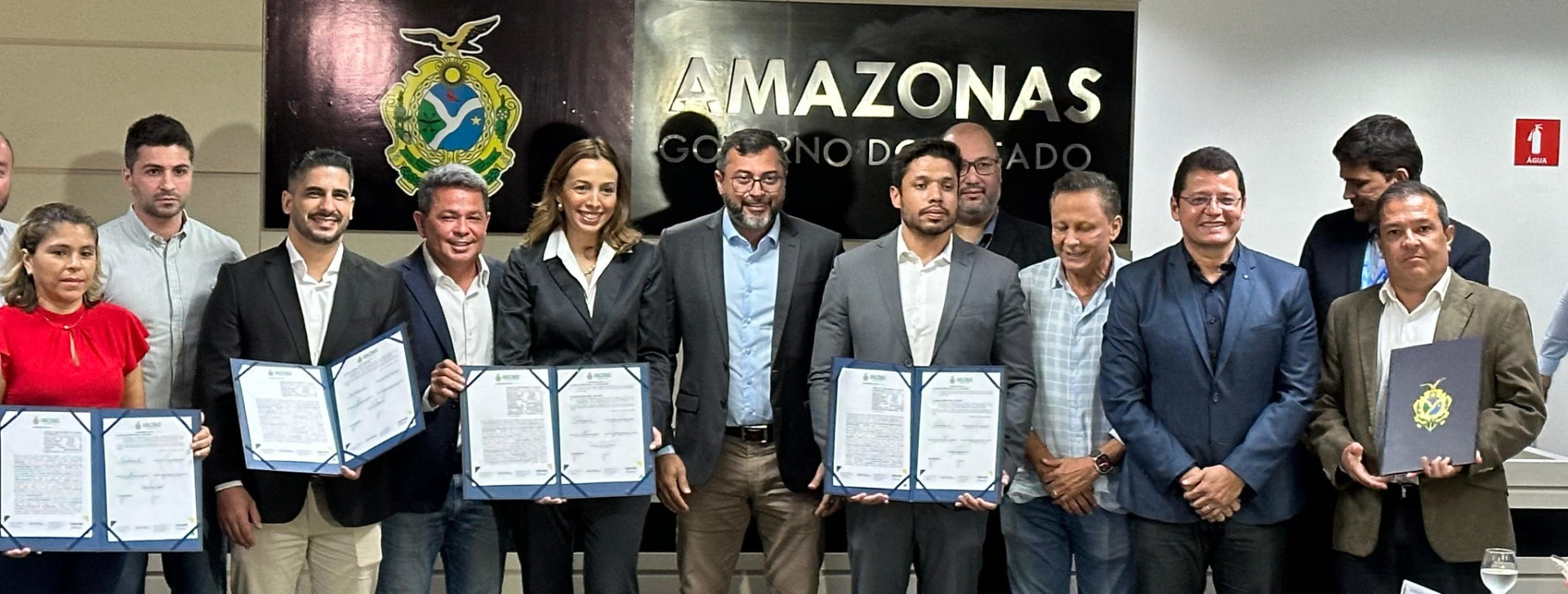 ‘Amazonas Meu Lar’: governador assina contratos com cinco empresas que vão ofertar mais de 1 mil imóveis