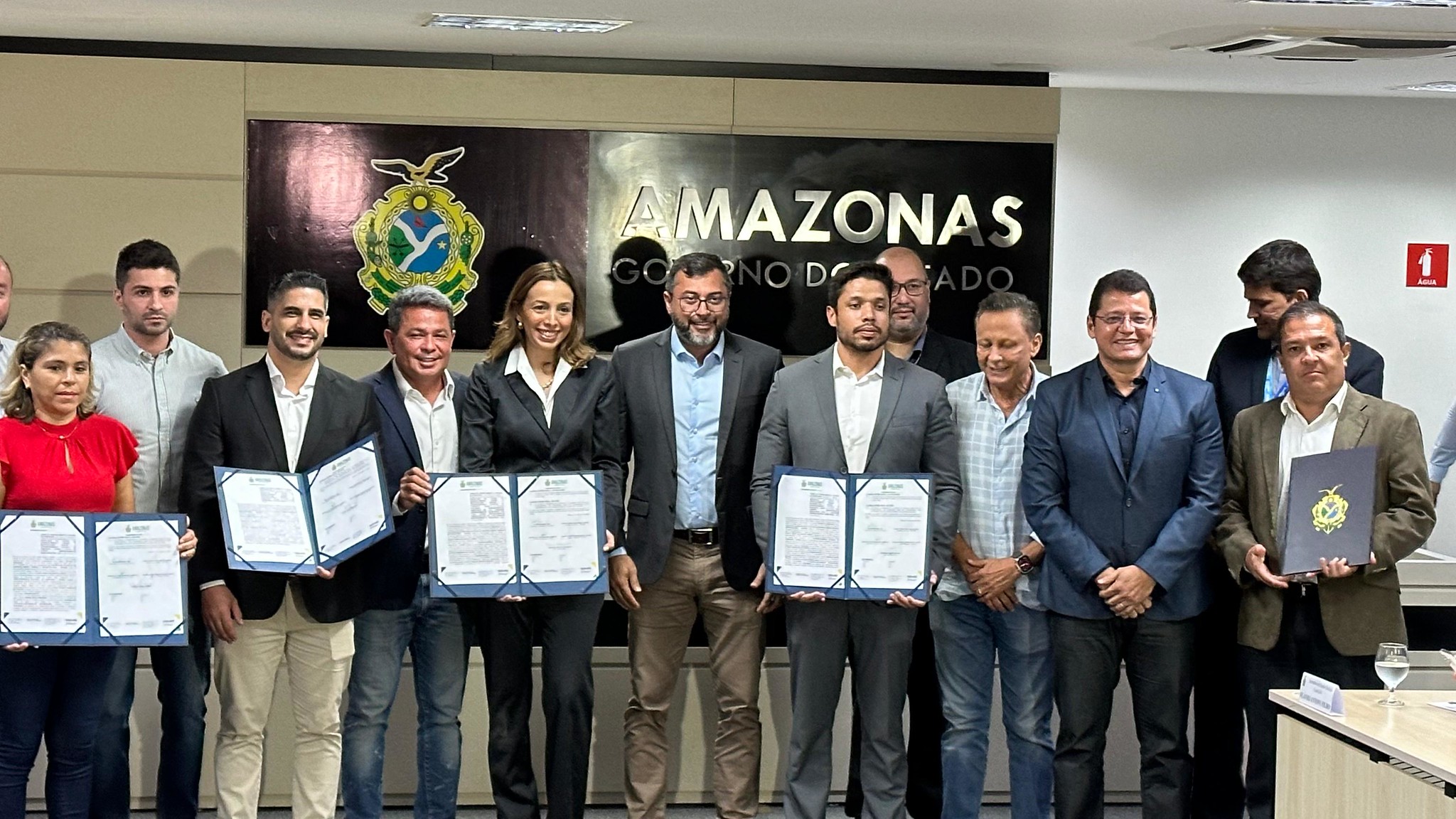 ‘Amazonas Meu Lar’: governador assina contratos com cinco empresas que vão ofertar mais de 1 mil imóveis