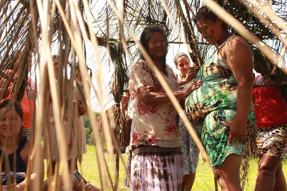 Parteira passando a mão em barriga de grávida (Divulgação/Mama Ekos)