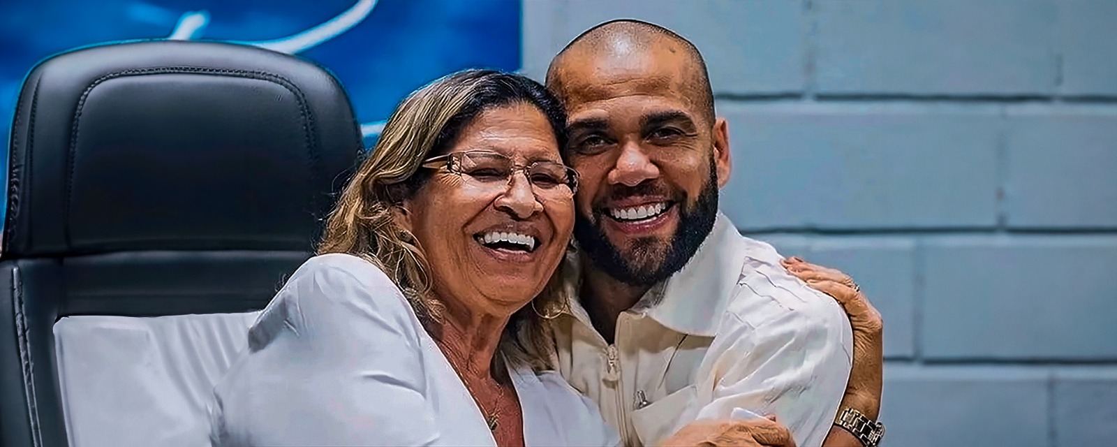 Mãe de Daniel Alves viola segredo de Justiça e expõe jovem que acusa jogador de estupro