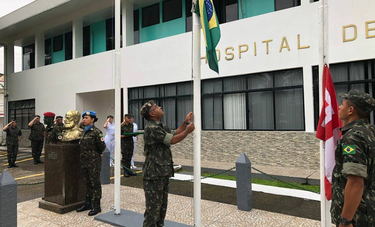 Militar ergue bandeira brasileira em cerimônia oficial no Hospital de Guarnição de Tabatinga (Reprodução/CMA)