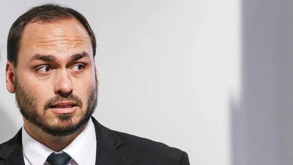 Carlos Bolsonaro chega à PF para depor um dia após ser alvo de busca e apreensão