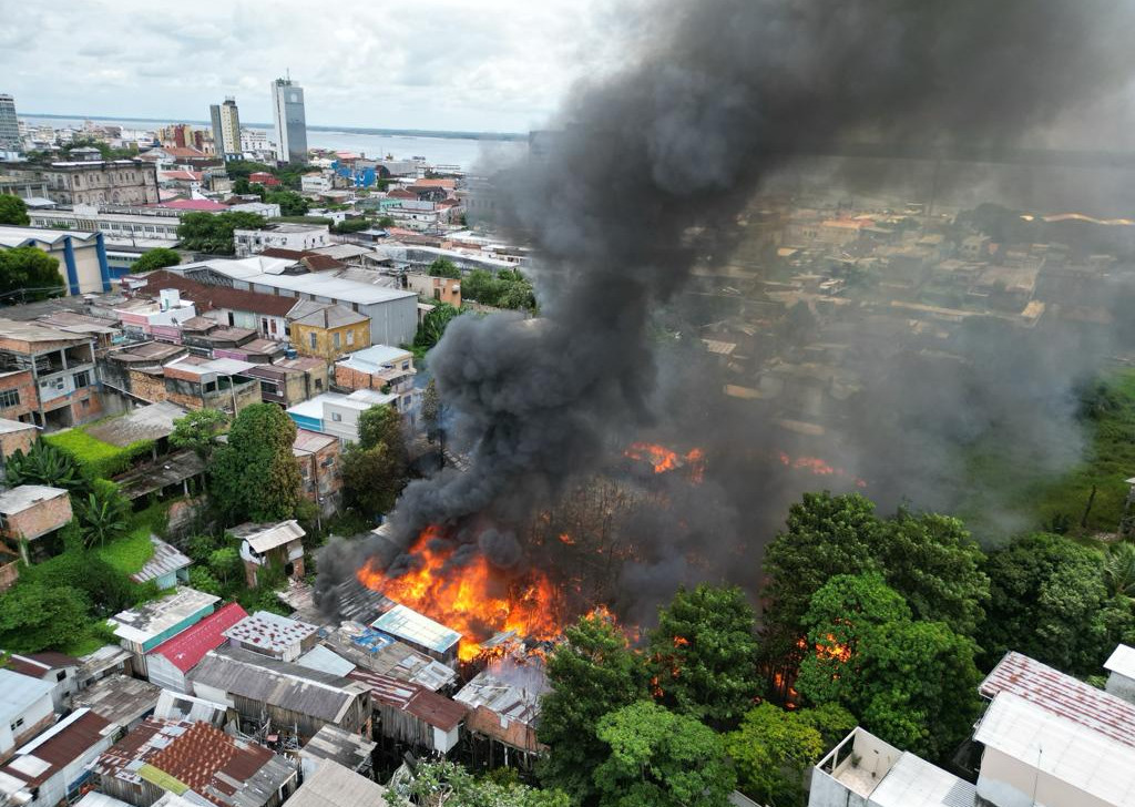 Incêndio atinge mais de 30 casas no centro de Manaus, diz Corpo de Bombeiros