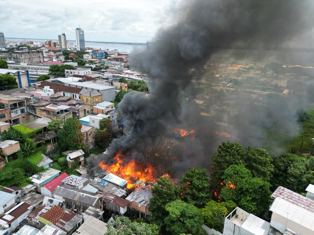 Incêndio atinge mais de 30 casas no centro de Manaus, diz Corpo de Bombeiros