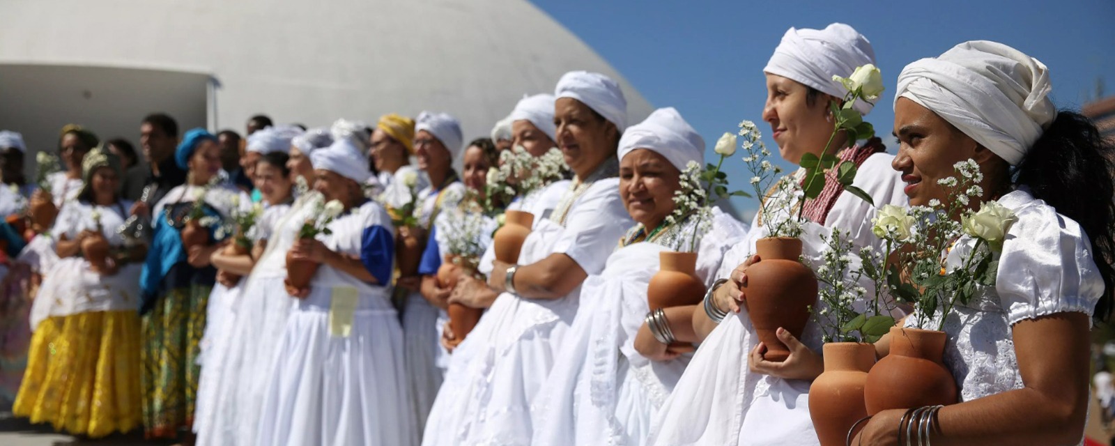 Mulheres com trajes usados em ritos de religiões de matriz africana (Clara Angeleas/MinC)