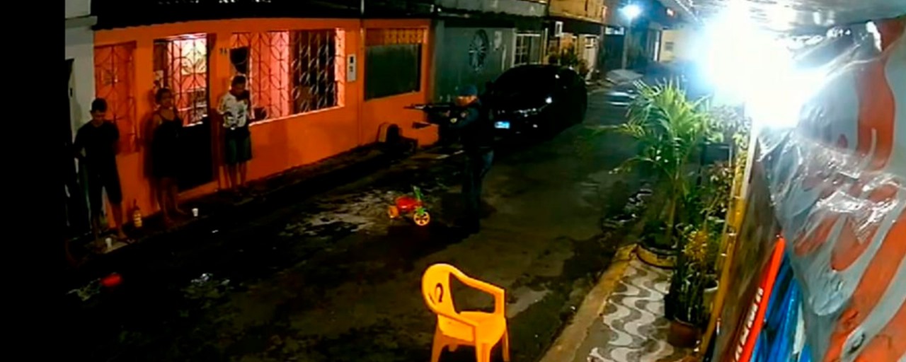 Policial militar aponta fuzil para moradores no bairro Raiz, em Manaus
