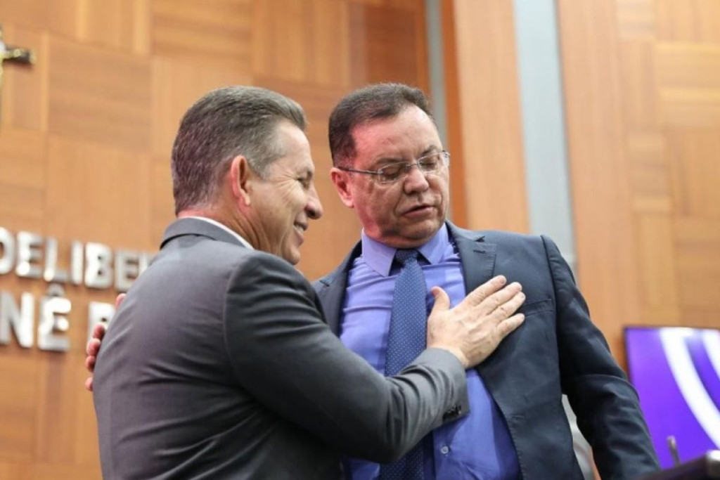 Mauro Mendes e Eduardo Botelho juntos na ALMT.