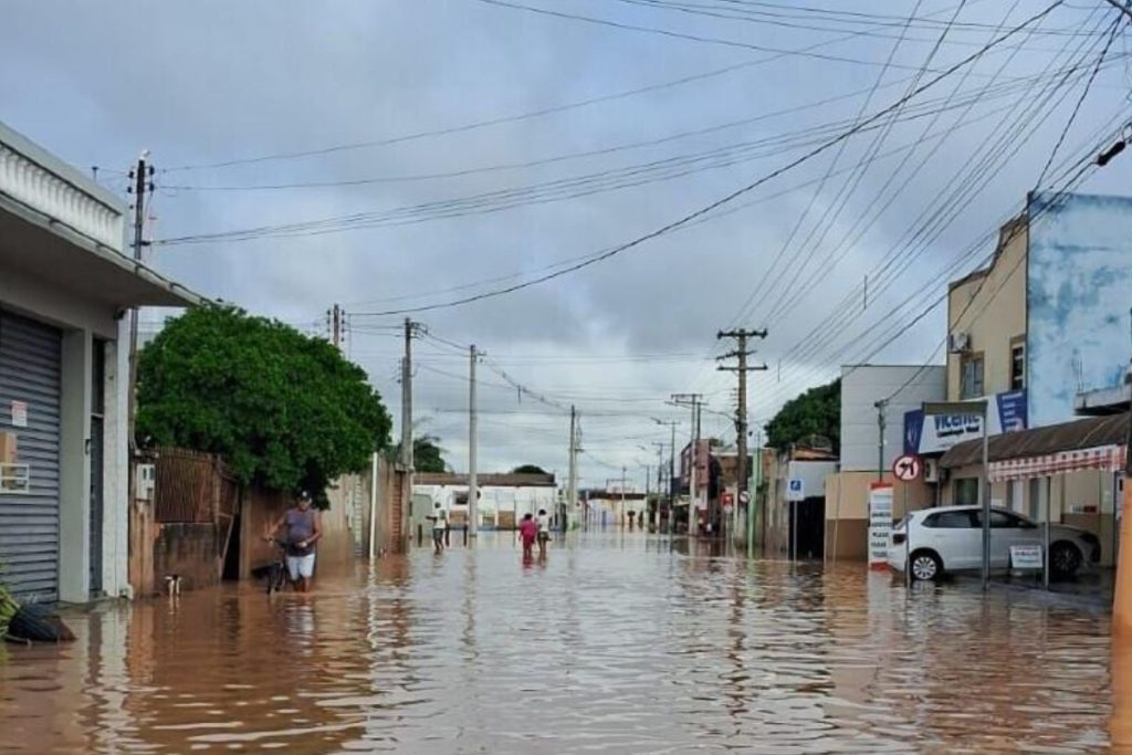 Enchente em ruas de Cáceres (MT) no sábado, 10 de fevereiro.