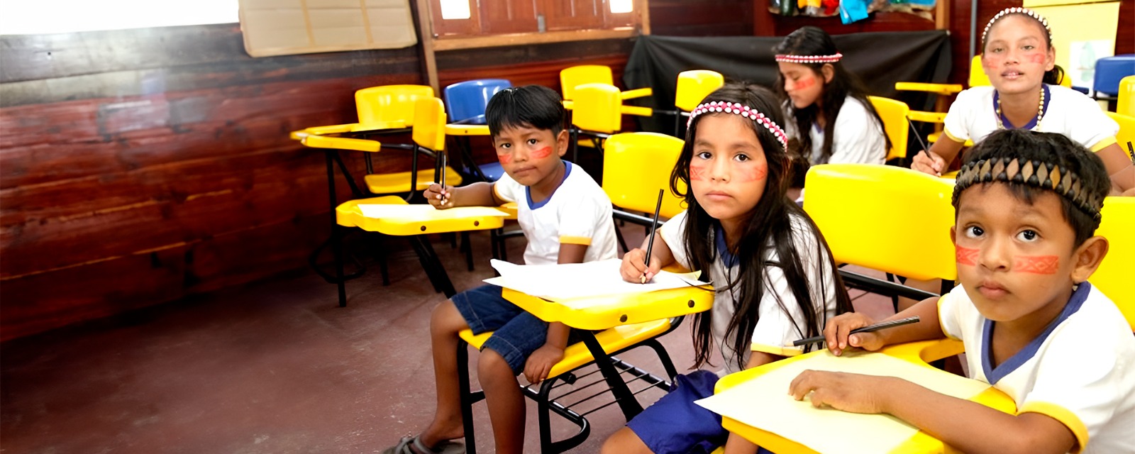 Crianças indígenas em sala de aula (Reprodução/Prefeitura Municipal de Manaus)