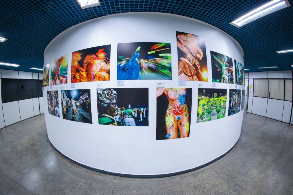 Exposição ‘Alegria à Flor da Pele’ exalta Carnaval de rua da cidade de Manaus