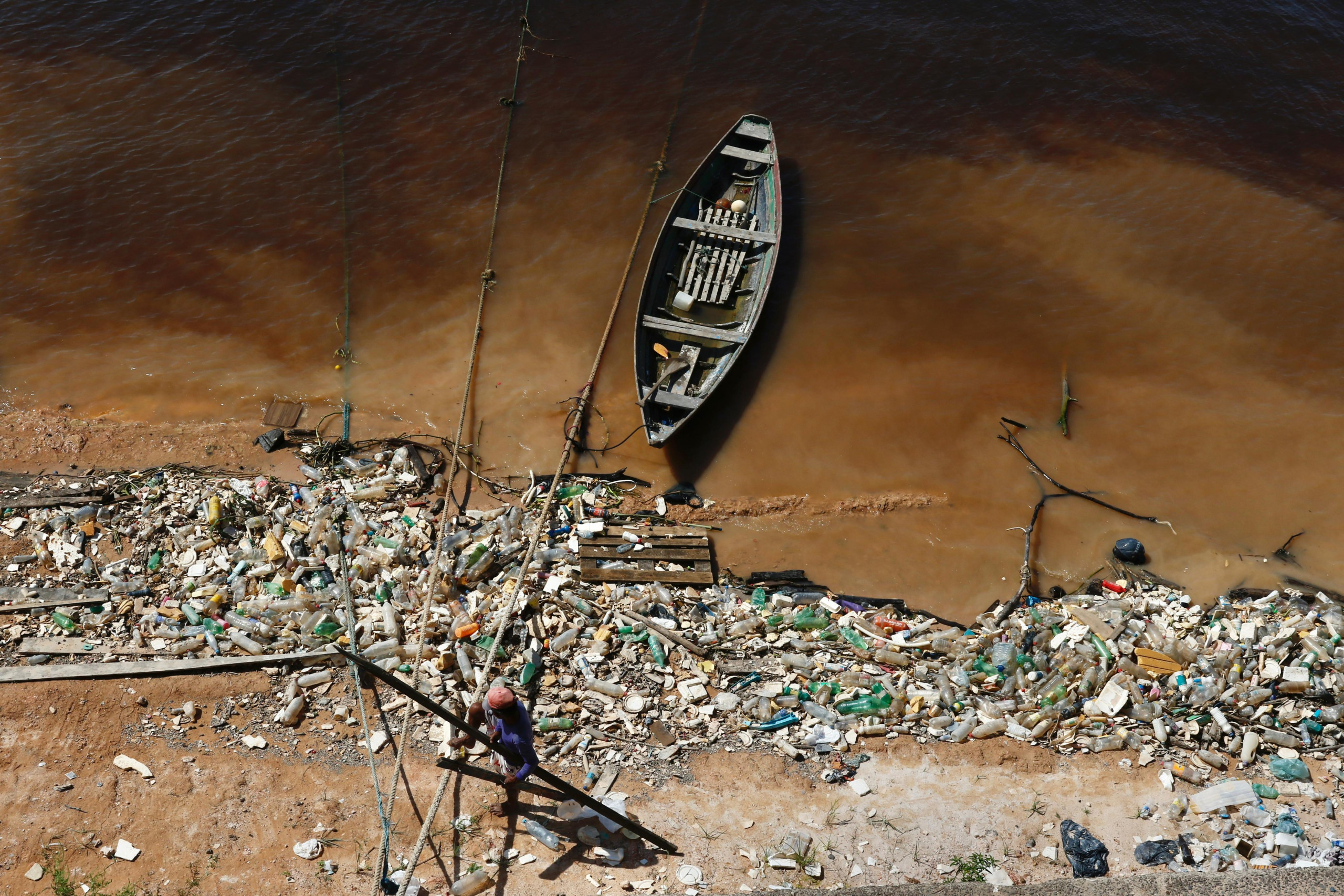 Subida lenta do Rio Negro expõe descarte impróprio de lixo na Manaus Moderna