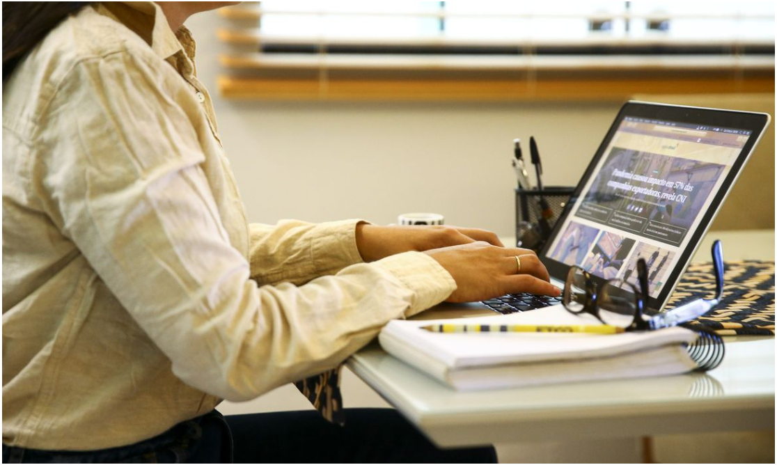 Em 2023, mulheres tiveram rendimento médio real 20% menor que dos homens