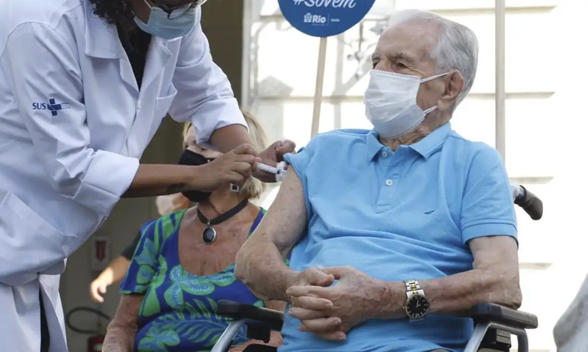 Entenda por que idosos precisam de receita médica para vacinação contra dengue