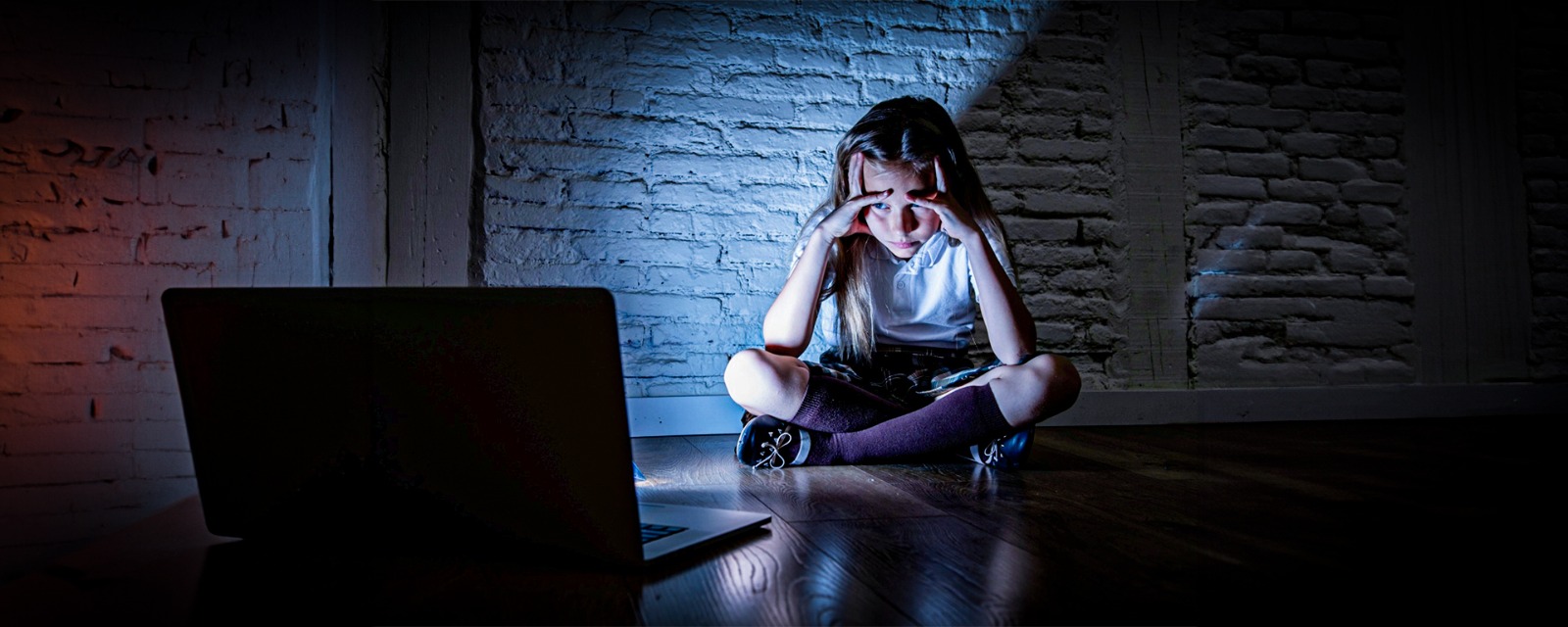 Pessoa vítima de cyberbullying (Reprodução/Pixabay)