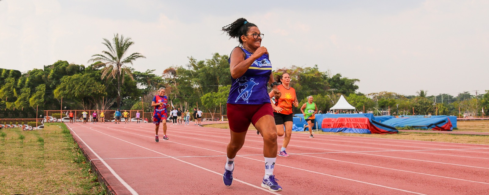 Mulher correndo em competição (João Viana / Semcom)