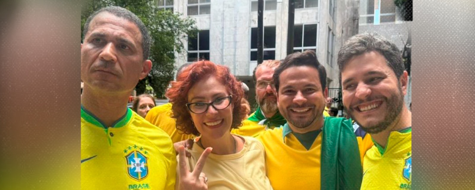 Em ato bolsonarista, Alberto Neto posa ao lado de deputada que apontou arma para cidadão negro em eleição