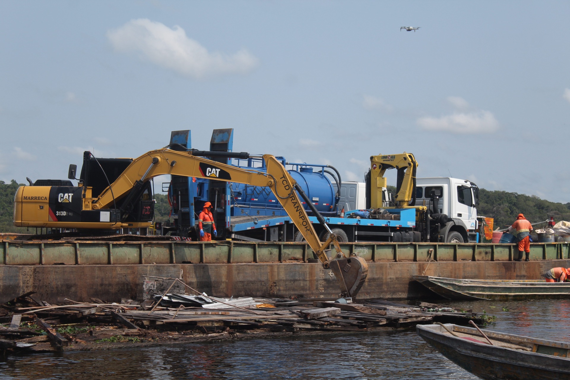 Tarumã-Açu: 20 flutuantes abandonados são removidos após decisão judicial