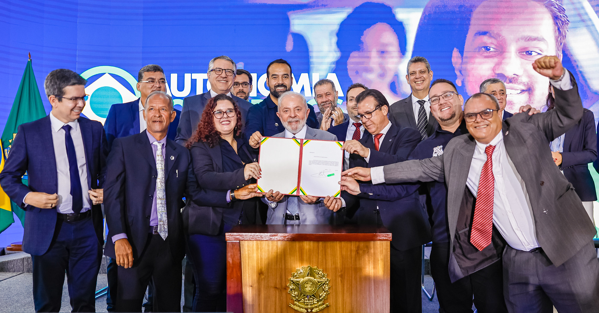 Lula assina proposta que regulamenta trabalho de motoristas de aplicativo