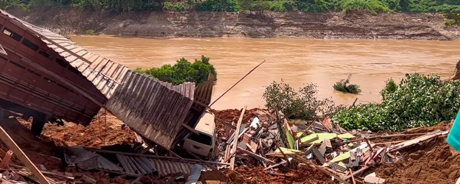 Casas e caminhões são engolidos por desbarrancamentos no Acre