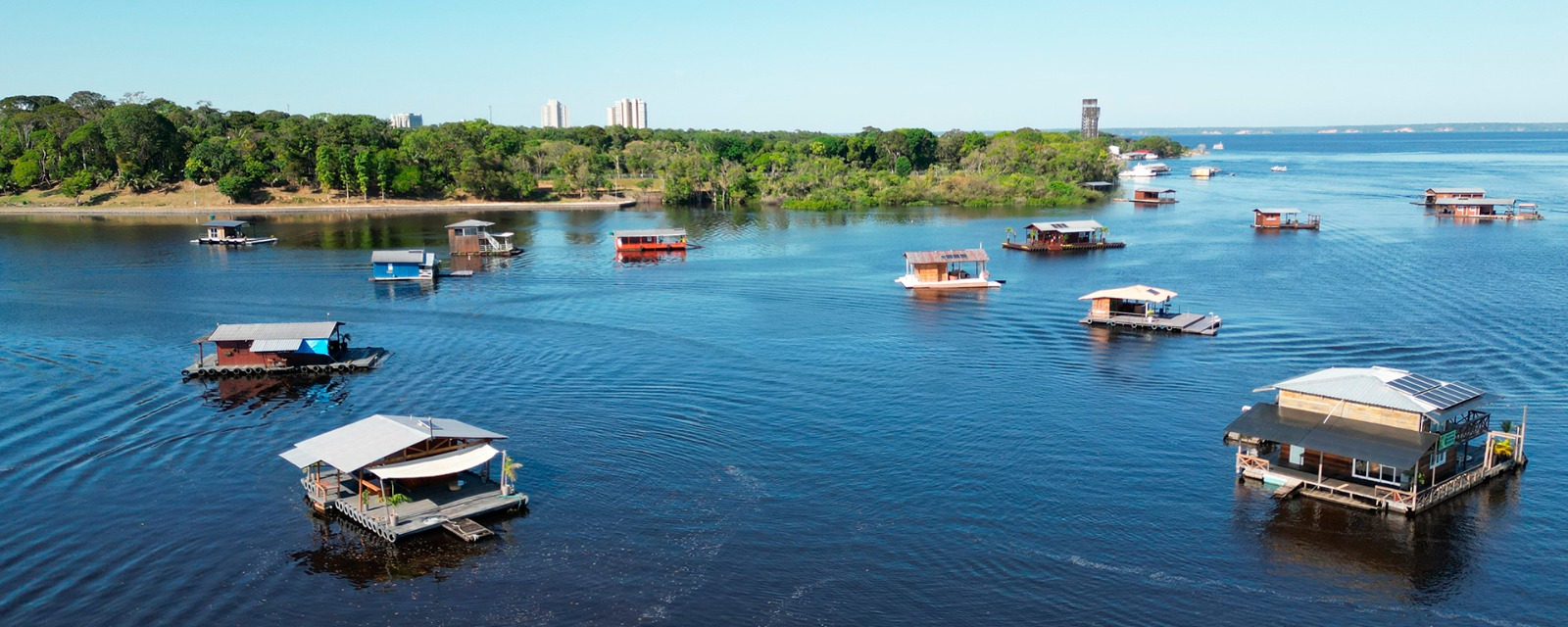 Flutuantes no lago Tarumã-açu (Dhyeizo Lemos /Semcom)