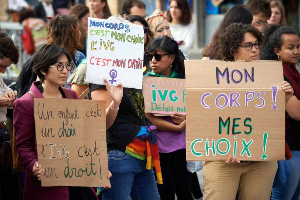 França é o primeiro País do mundo a incluir aborto na Constituição