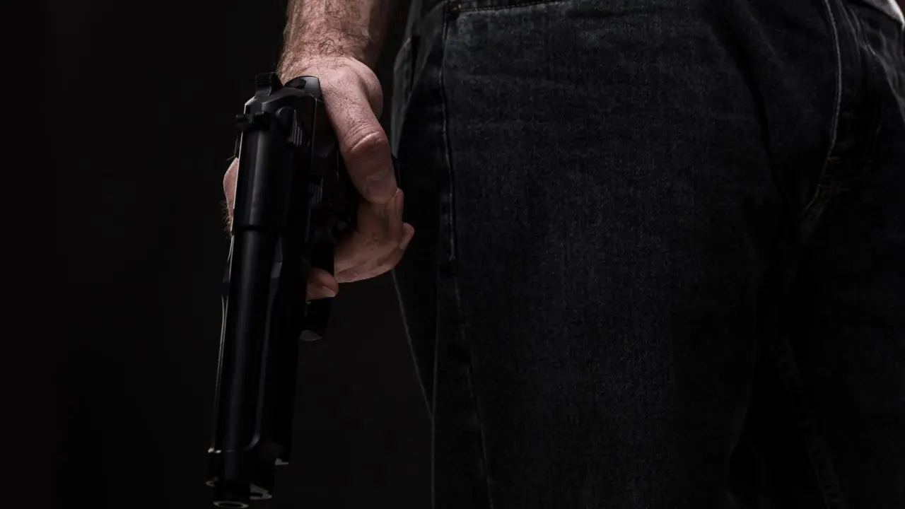 Policial é investigado após vídeos íntimos utilizando arma como brinquedo sexual vazar na internet