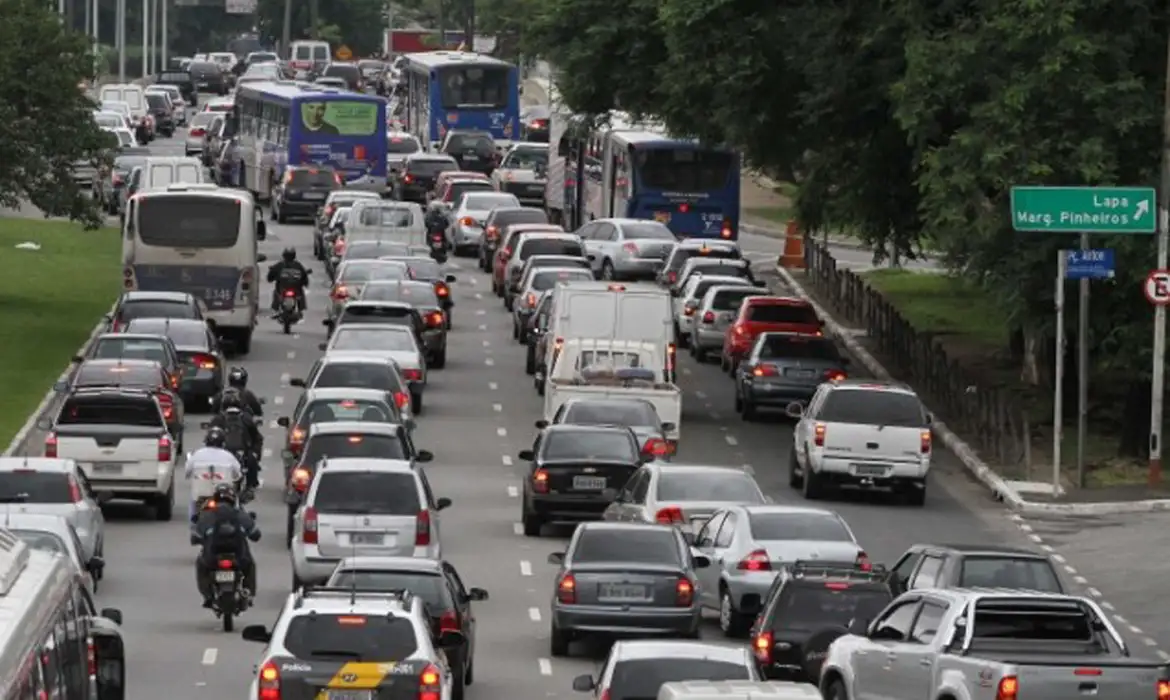 Trânsito em avenida (Reprodução/Agência Brasil)