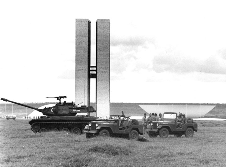 Um tanque de guerra (M41 Walker Bulldog) e outros veículos do Exército Brasileiro próximos ao Congresso Nacional, durante o Golpe de 1964 (Arquivo Público do Distrito Federal)