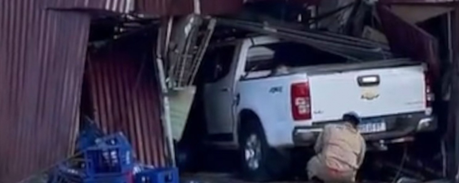 Funcionária morre após carro invadir bar em Manaus; motorista é agredido