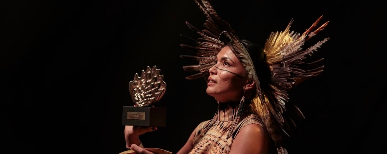 Atriz indígena recebe primeiro troféu no Prêmio Shell de Teatro