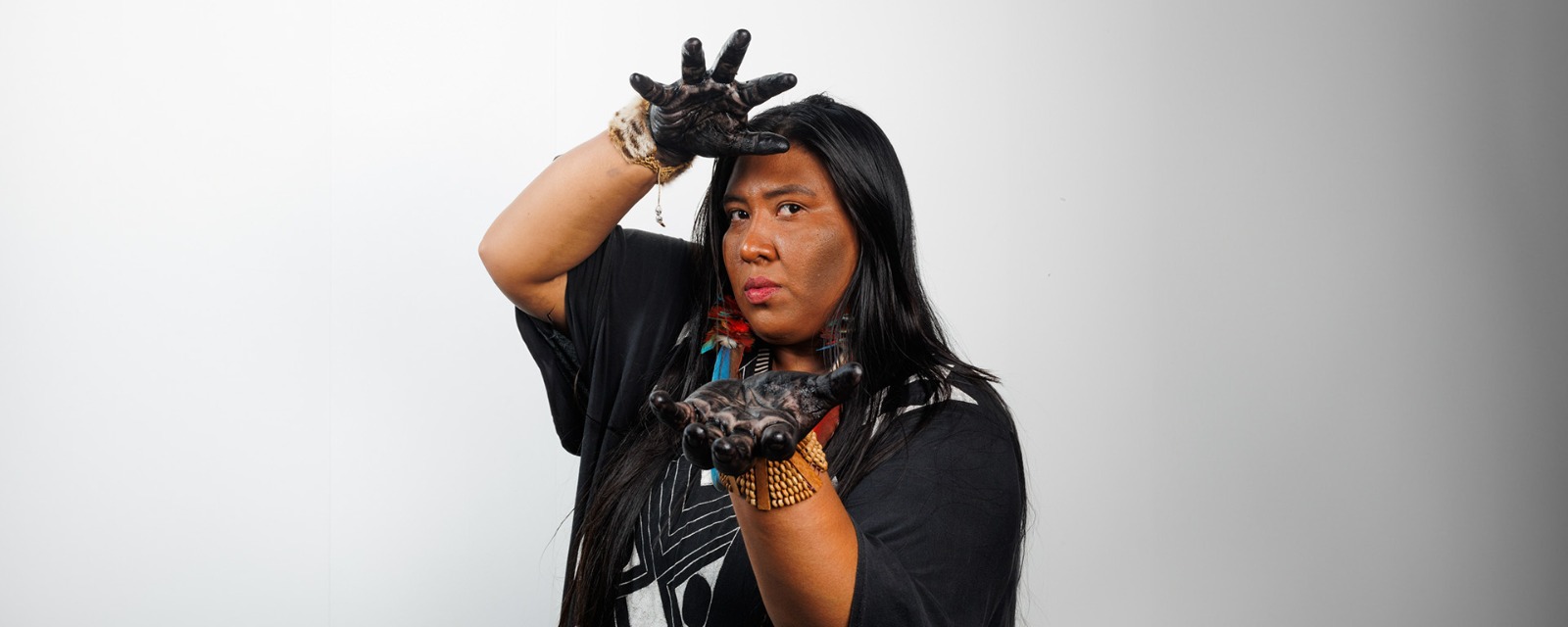 Artista da etnia Kokama ministra oficina de pintura corporal em Manaus