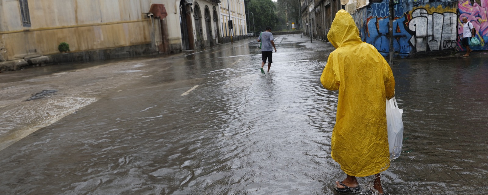 Chuvas deixam quatro mortos e rastro de destruição no Rio de Janeiro