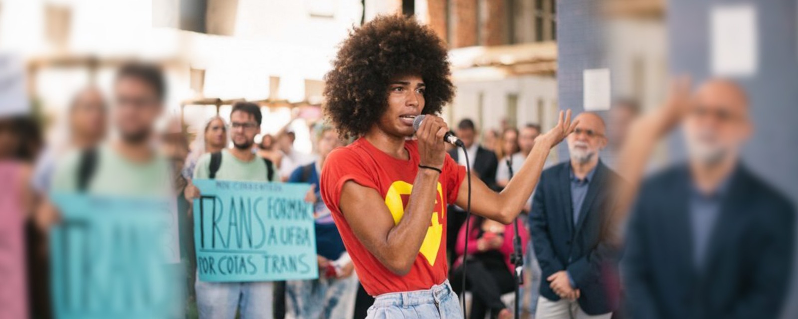 Estudante trans em manifestação por cotas de gênero em universidade (Foto: Isabella Tanajura / Jornal A Verdade)