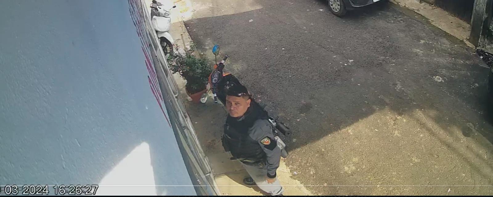 PM invade casa, manda tirar câmeras de segurança e ameaça moradores em Manaus: ‘Arrebentar a cara de vocês’