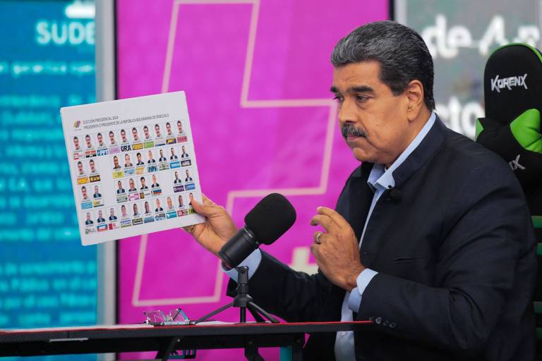 Nicolás Maduro exibe cédula de votação da Venezuela com 13 fotos repetidas dele