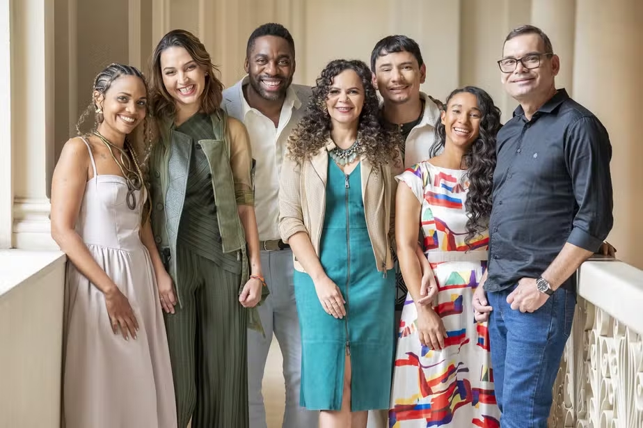 Imagem colorida mostra O professor da UEA com o ator Lázaro Ramos e outros vencedores do ano.