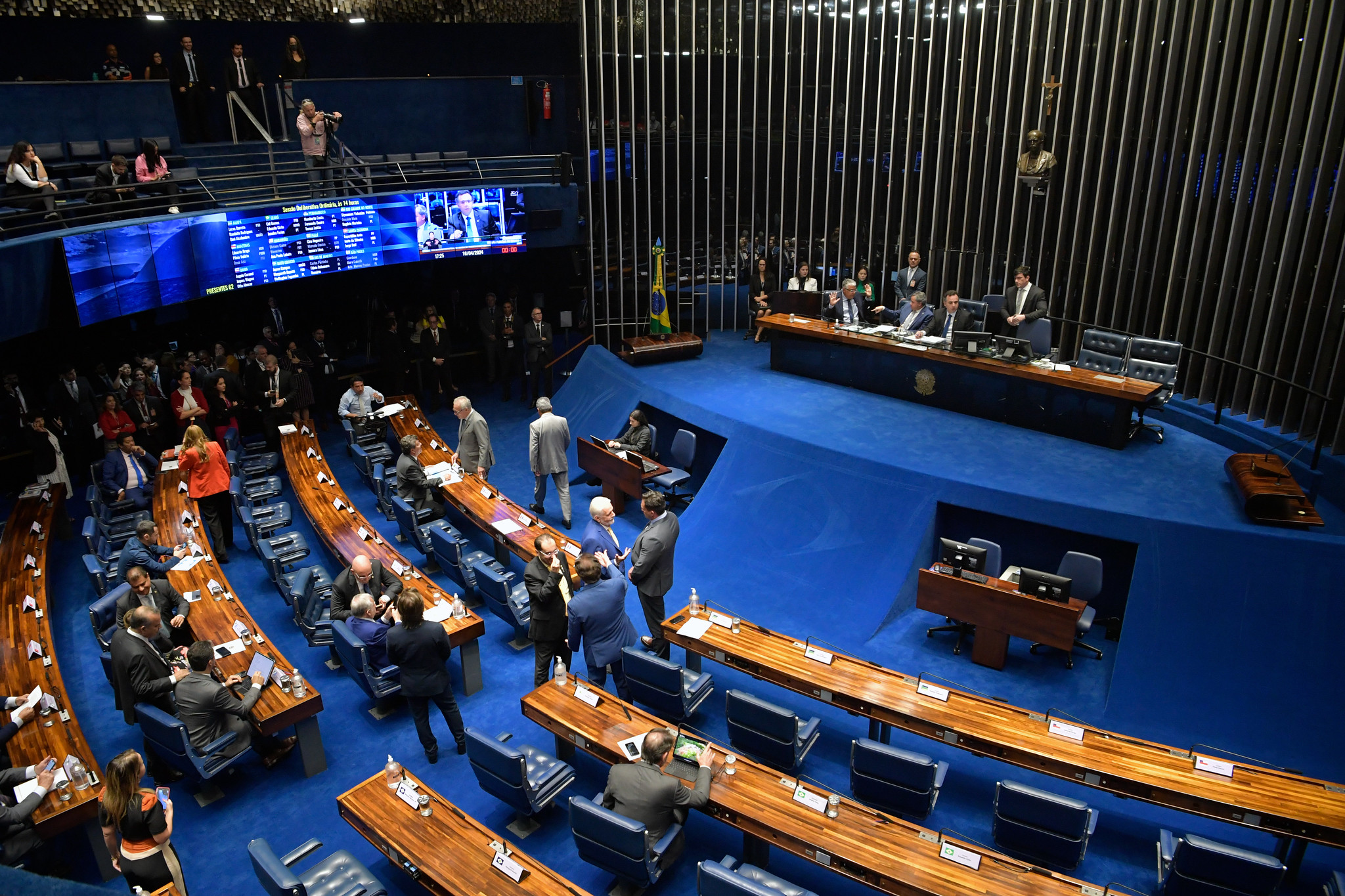 Senado aprova PEC que criminaliza o porte e a posse de todas as drogas, inclusive a maconha