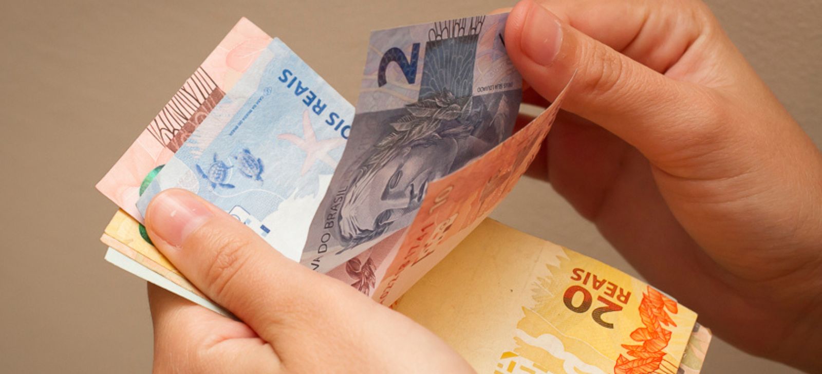 Governo propõe salário mínimo de R$ 1.502 para 2025