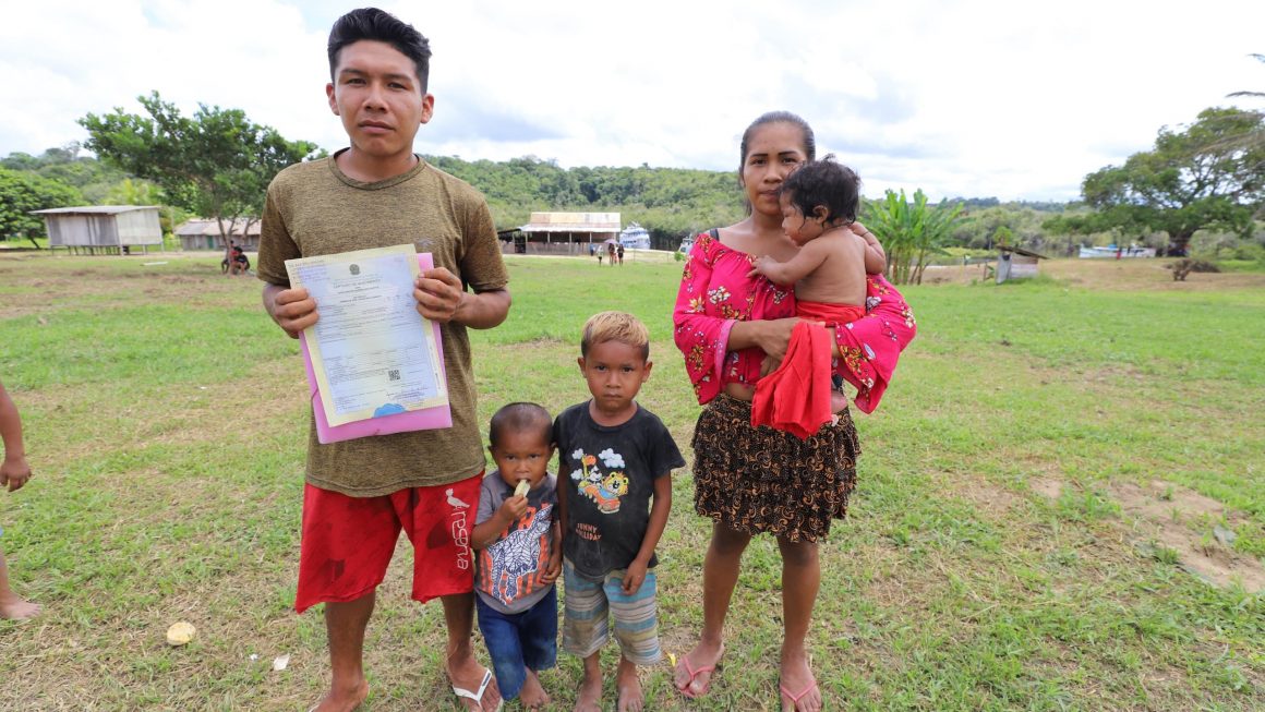 Moradores de comunidade indígena no AM viajam nove horas para tirar documentos