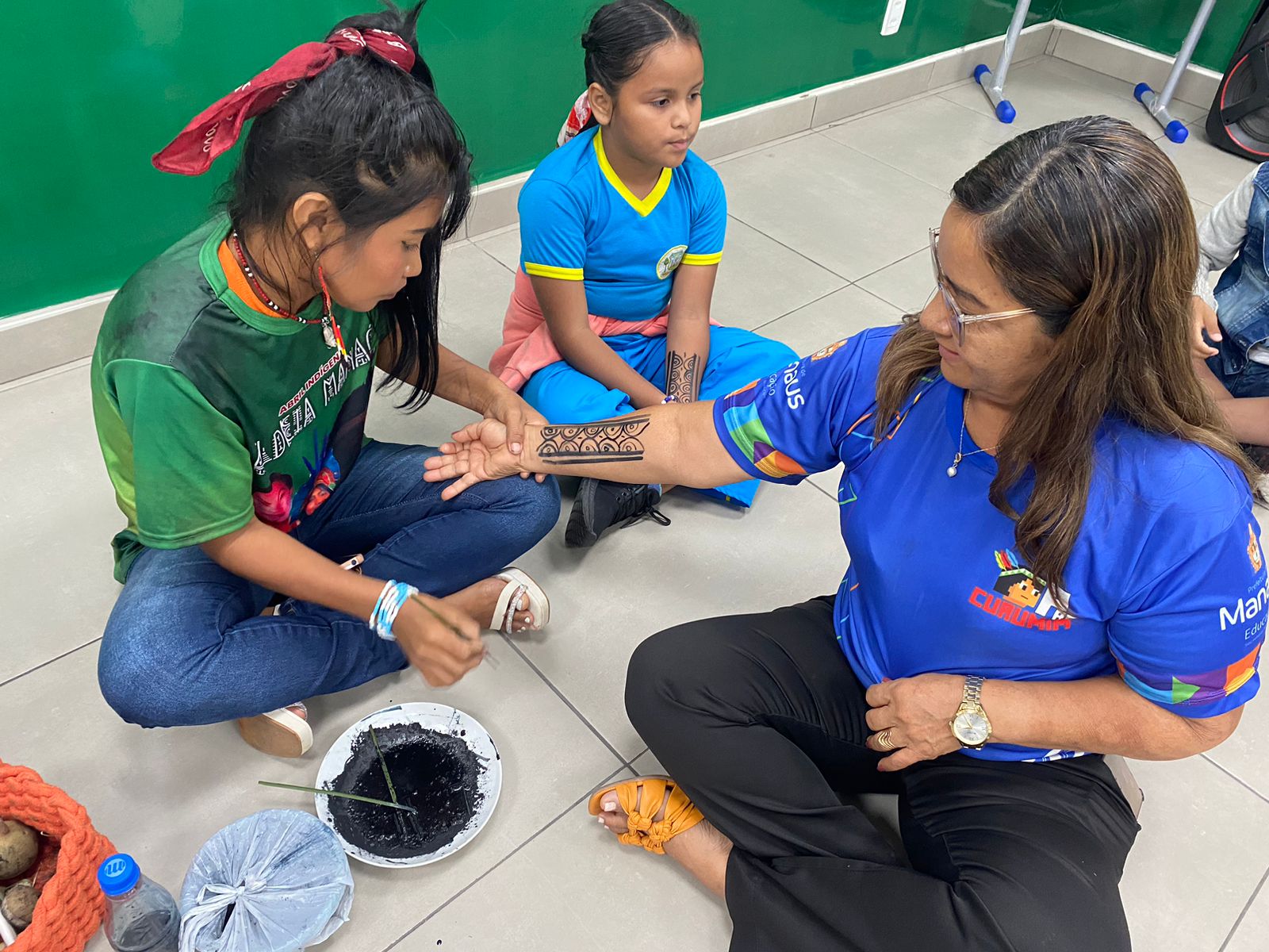Em Manaus, escola celebra Dia dos Povos Indígenas com oficinas de grafismo e língua Nheengatu