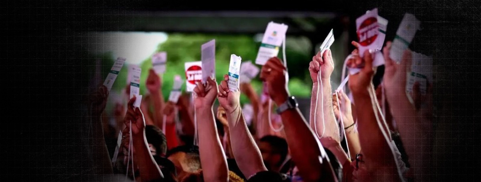 Adeptos à greve em assembleia (José Cruz/Agência Brasil)