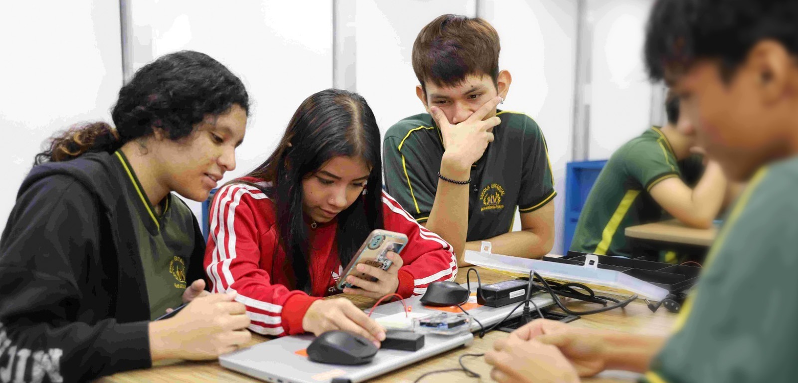 Estudantes do ensino médio aprendem programação em projeto da UEA