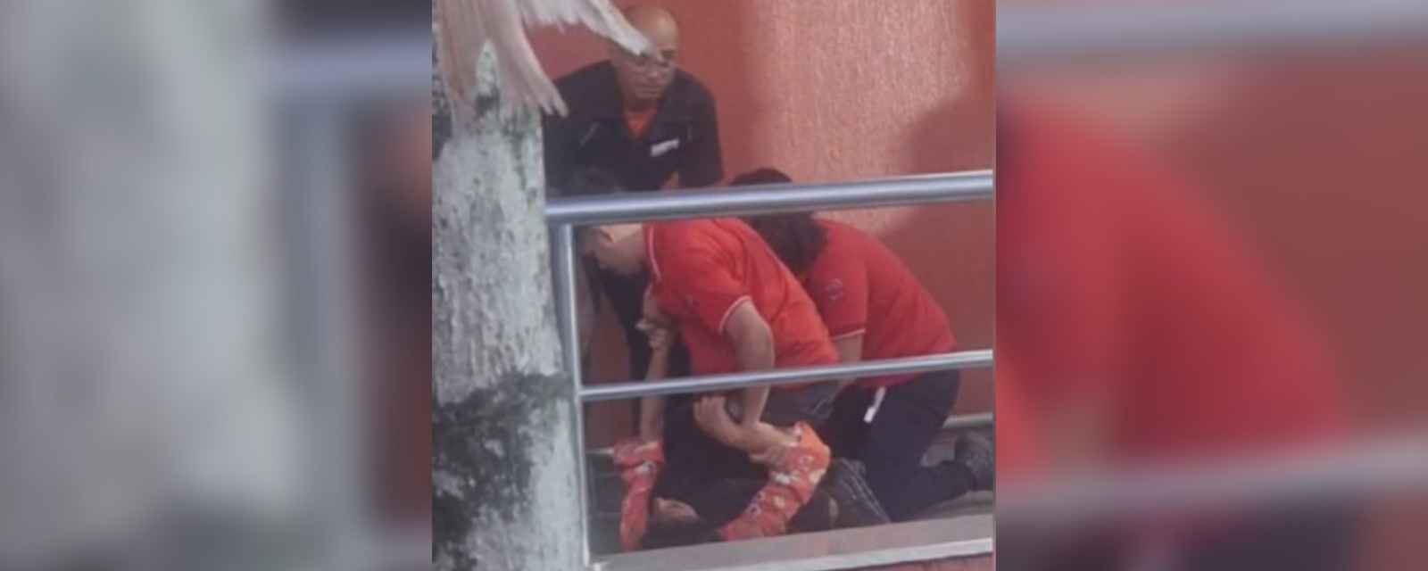 Funcionários de supermercado agridem mulher em Manaus