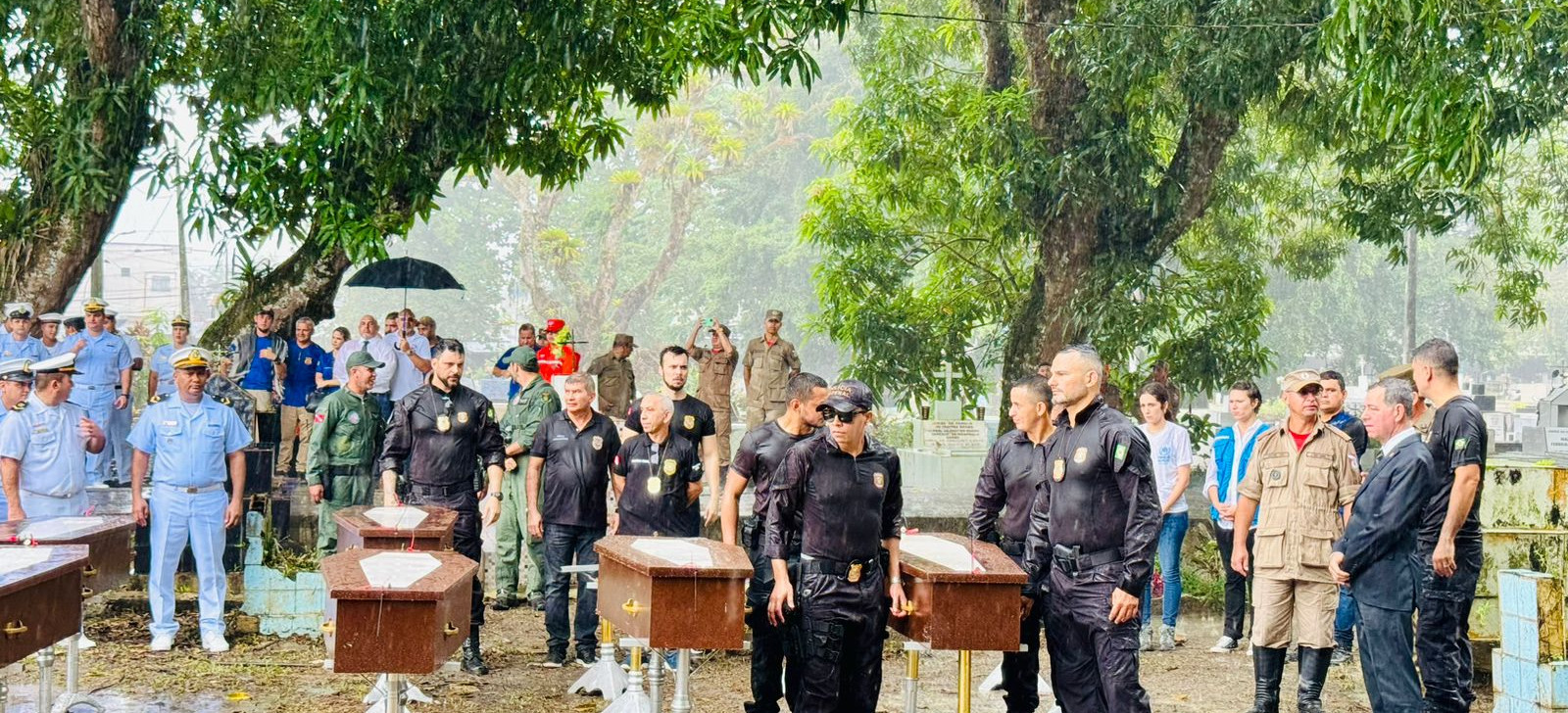 Corpos encontrados em barco à deriva são enterrados no Pará