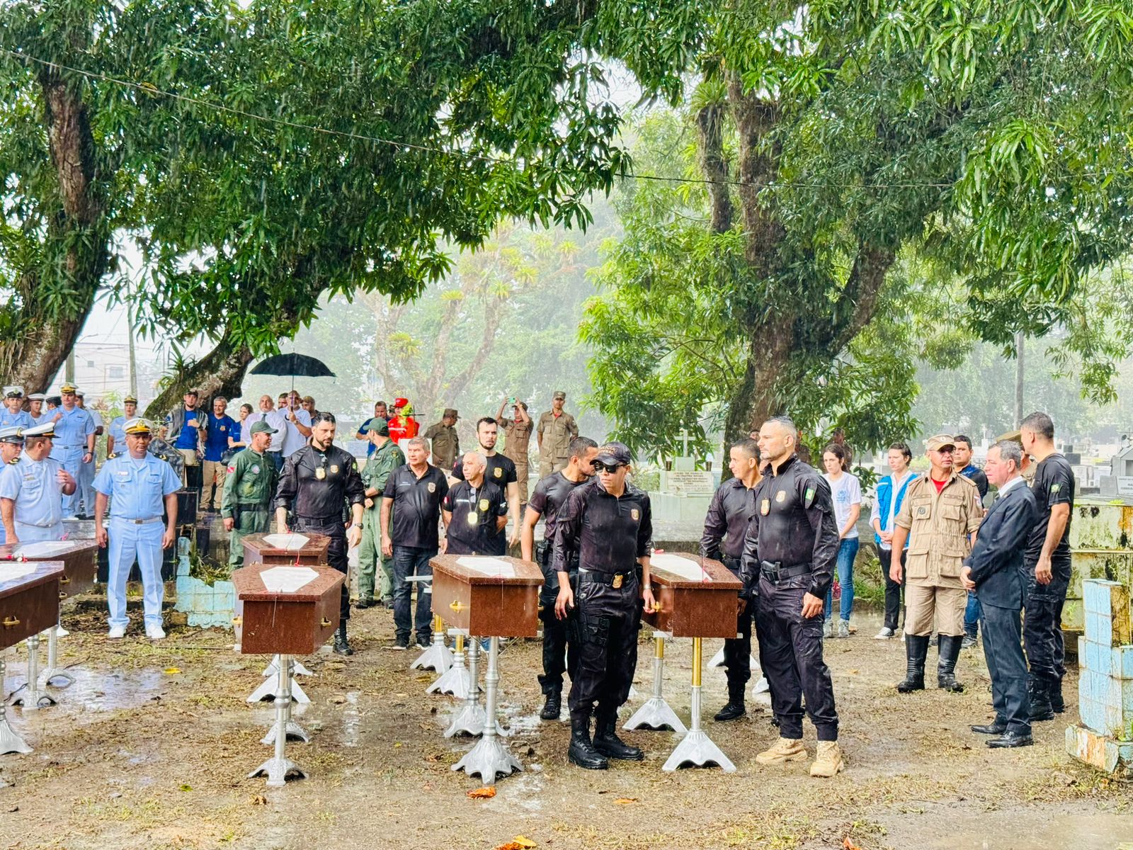 Corpos encontrados em barco à deriva são enterrados no Pará