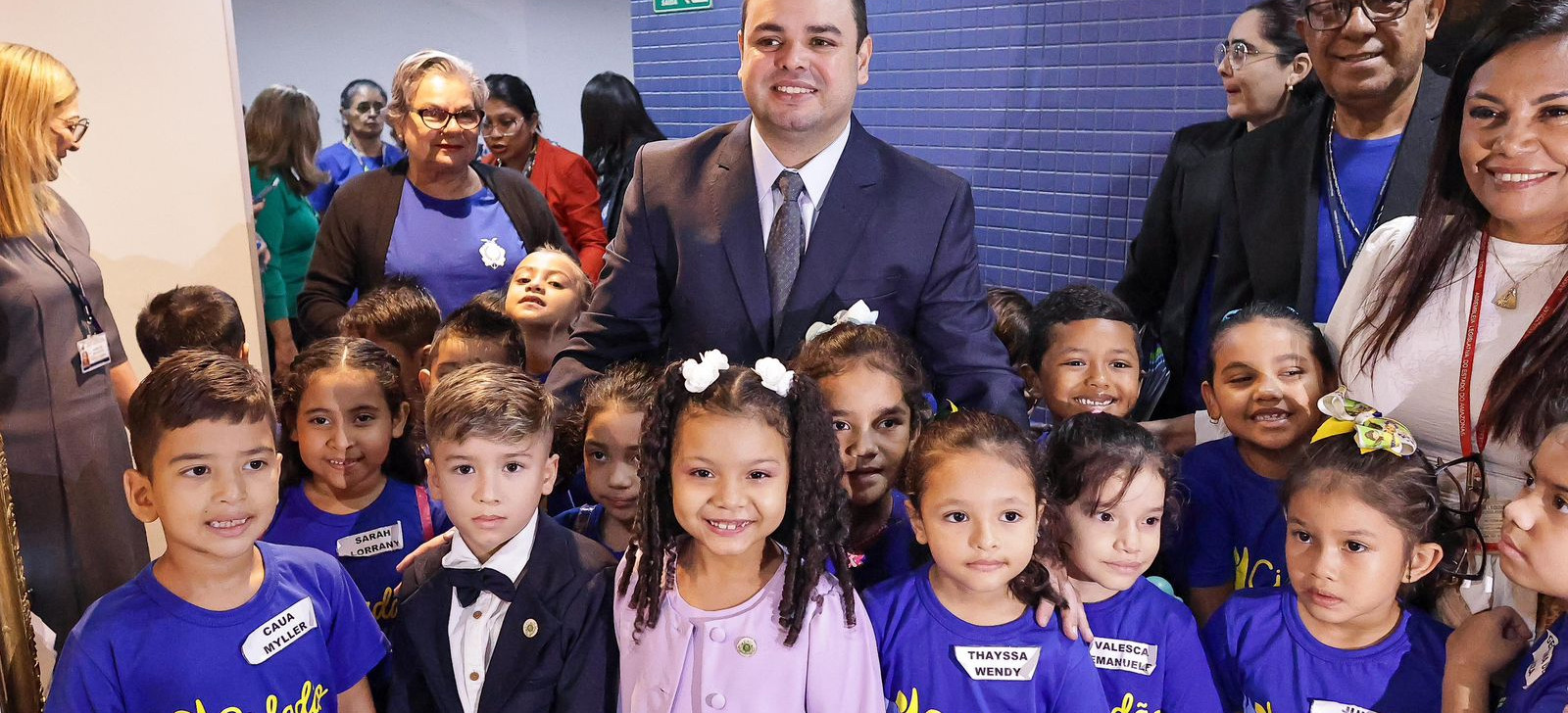 Crianças do projeto ‘Cidadão do Berço’, da Aleam, entregam carta para deputados