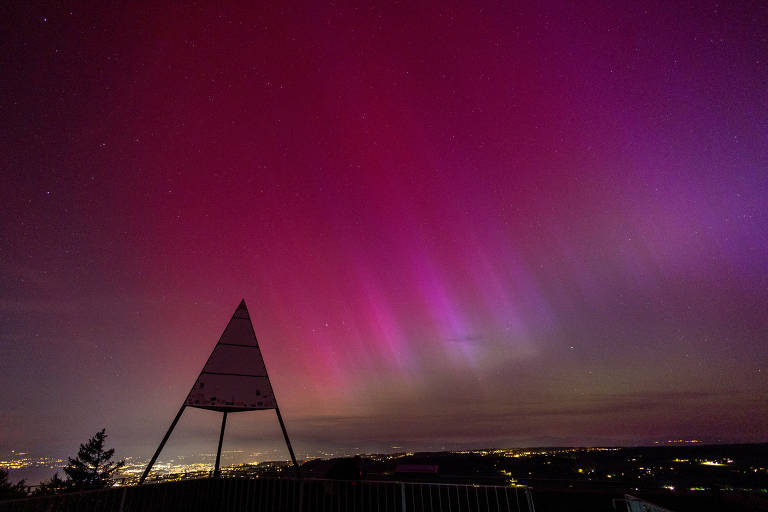 O fenômeno visto a partir da cidade de Lausanne, na Suíça (Denis Balibouse/Reuters)